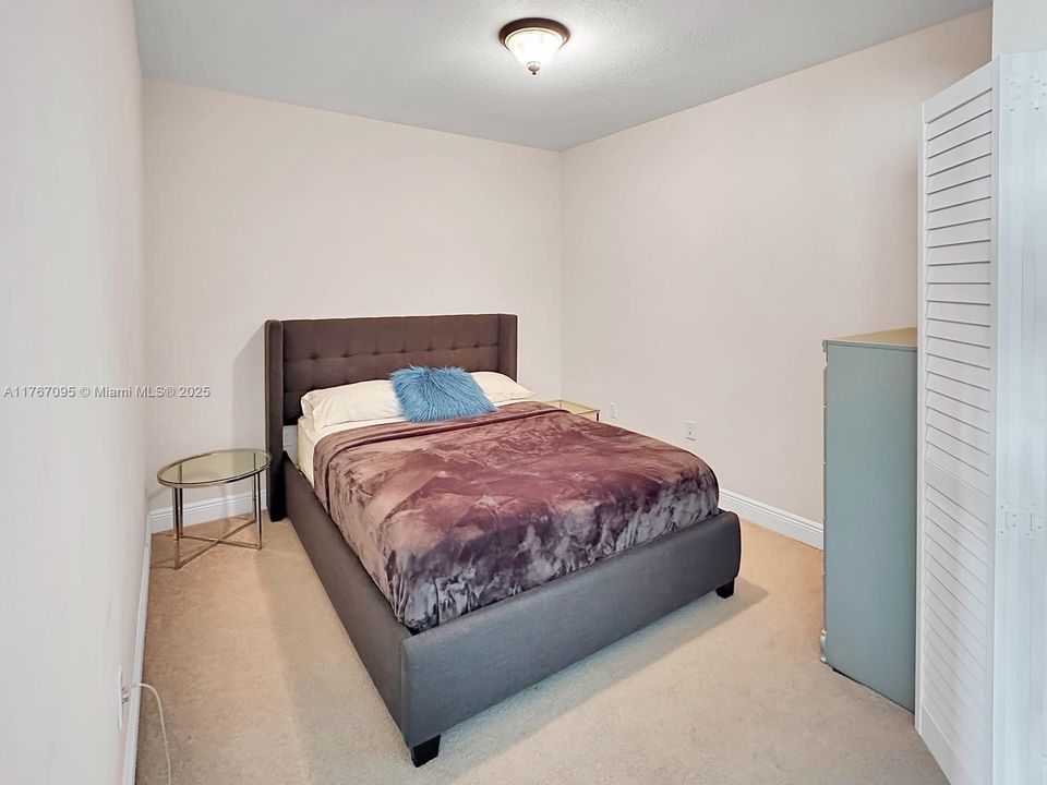 最近售出: $297,900 (2 贝兹, 2 浴室, 954 平方英尺)