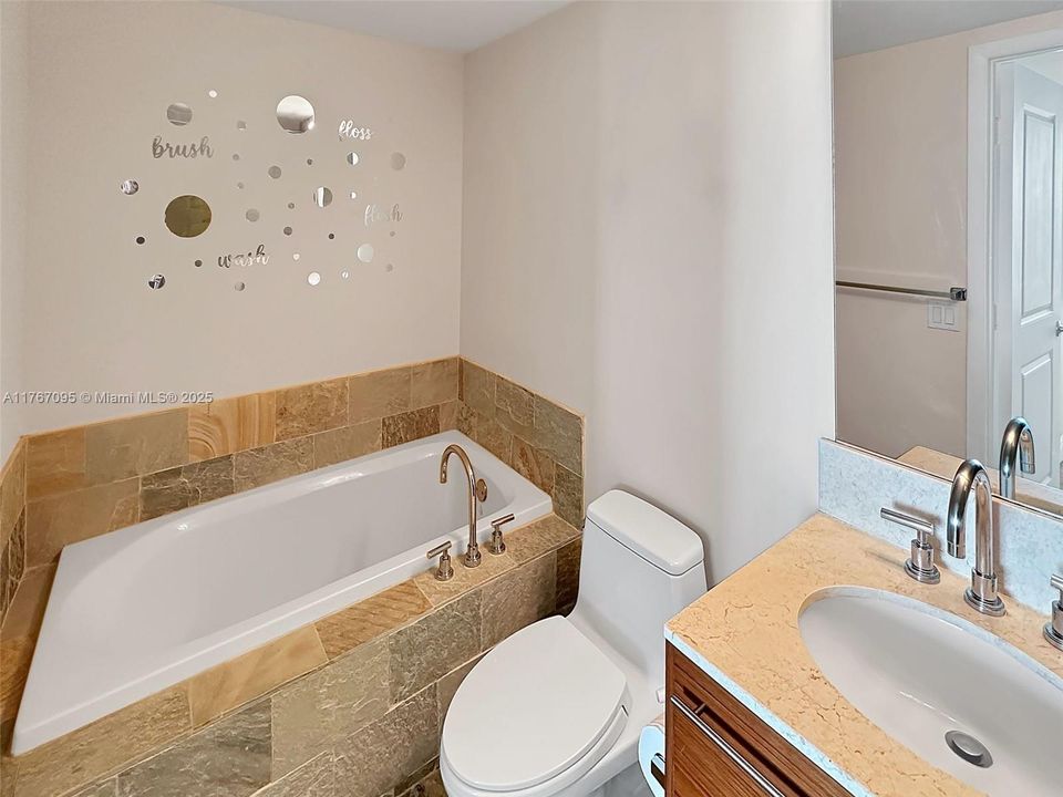 最近售出: $297,900 (2 贝兹, 2 浴室, 954 平方英尺)