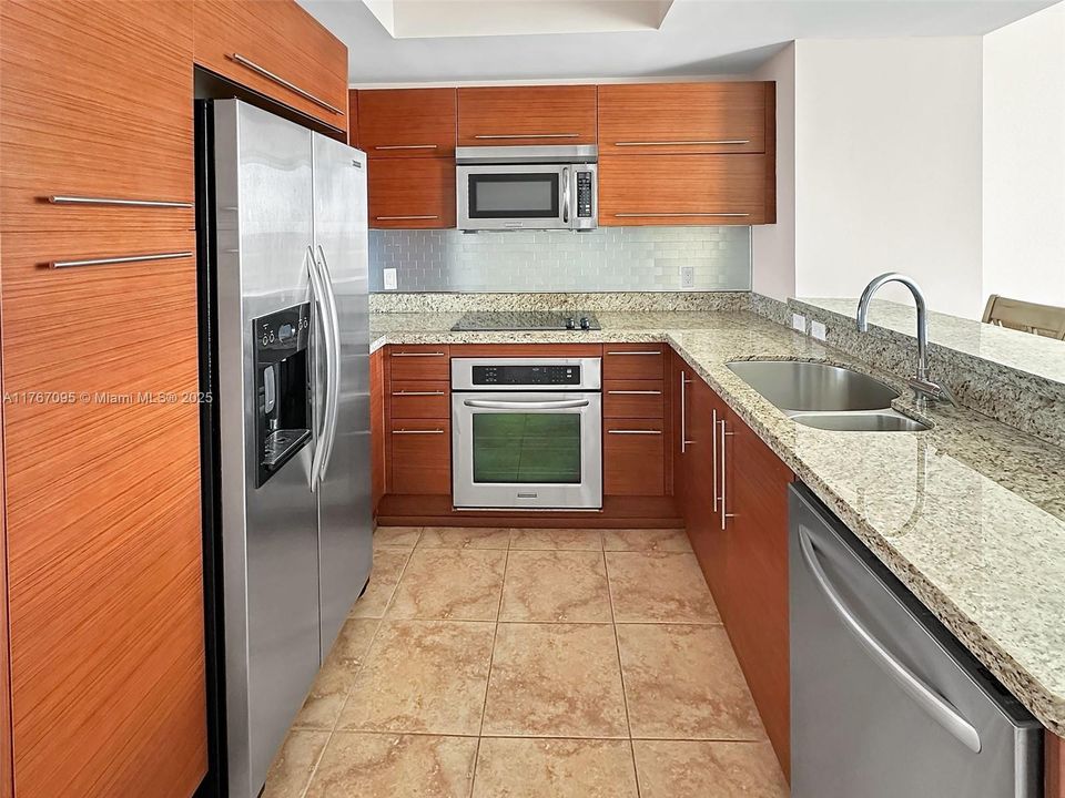 最近售出: $297,900 (2 贝兹, 2 浴室, 954 平方英尺)