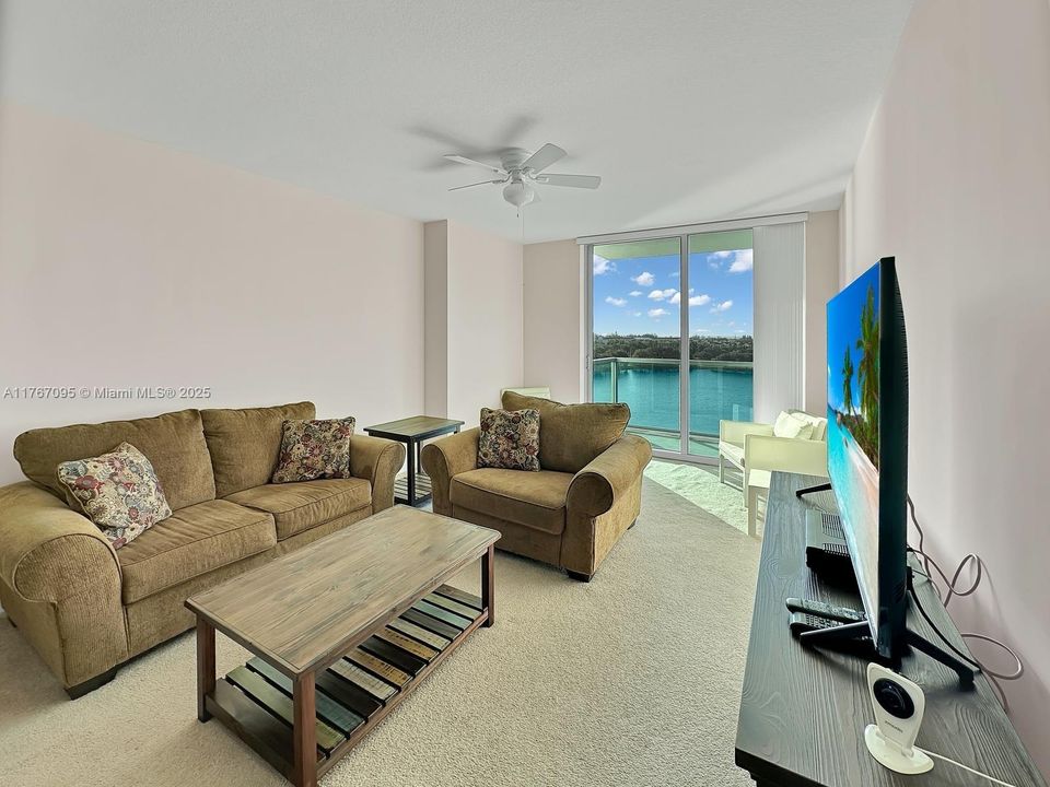 最近售出: $297,900 (2 贝兹, 2 浴室, 954 平方英尺)