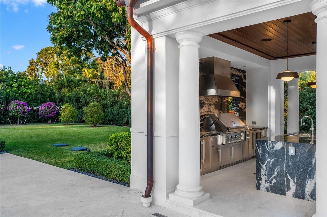 Recently Sold: $11,490,000 (7 beds, 8 baths, 7102 Square Feet)