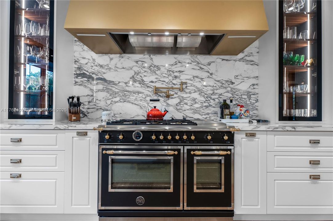 Recently Sold: $11,490,000 (7 beds, 8 baths, 7102 Square Feet)