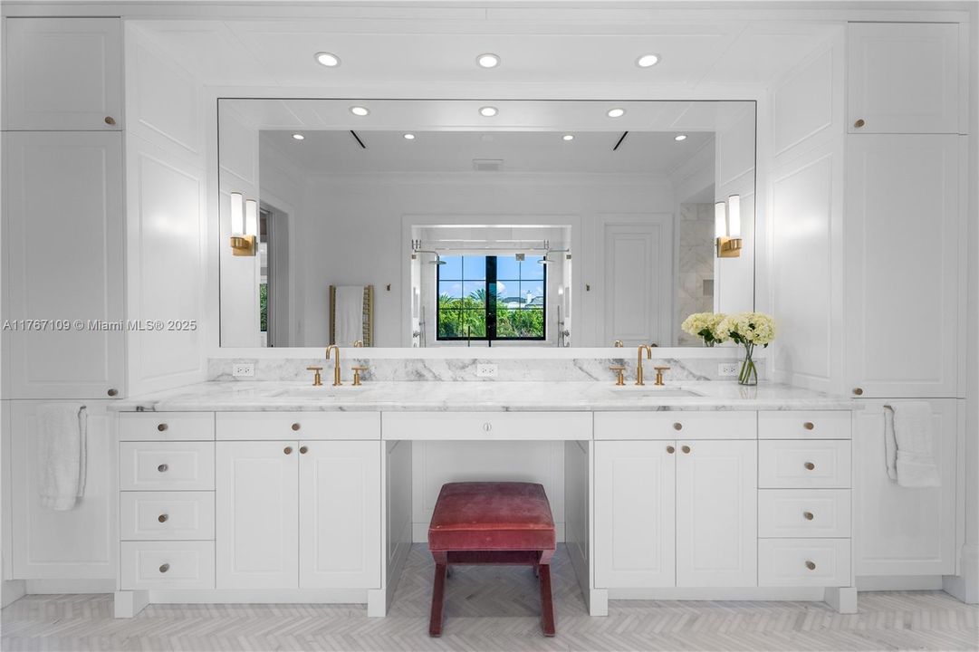 Recently Sold: $11,490,000 (7 beds, 8 baths, 7102 Square Feet)