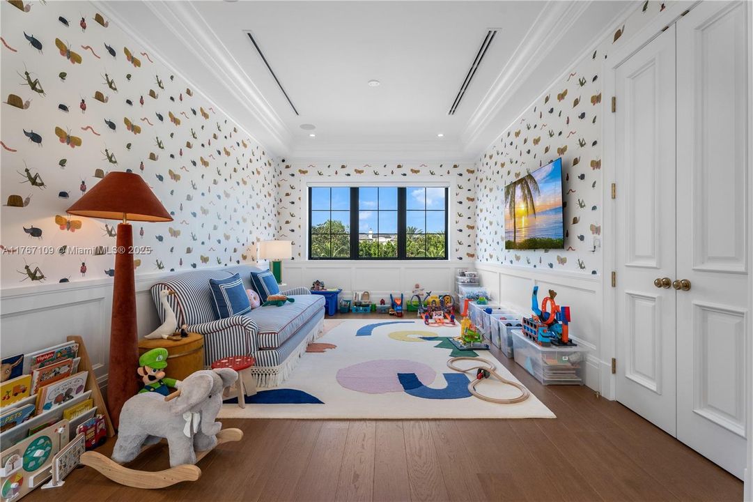 Recently Sold: $11,490,000 (7 beds, 8 baths, 7102 Square Feet)