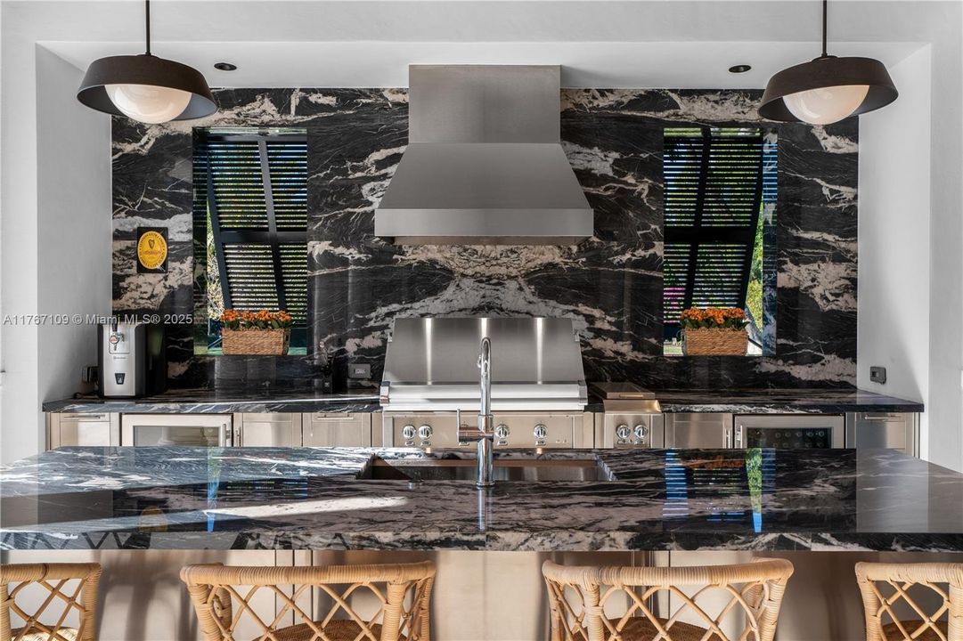 Recently Sold: $11,490,000 (7 beds, 8 baths, 7102 Square Feet)