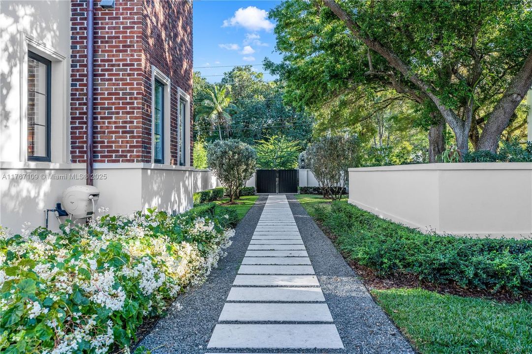 Recently Sold: $11,490,000 (7 beds, 8 baths, 7102 Square Feet)