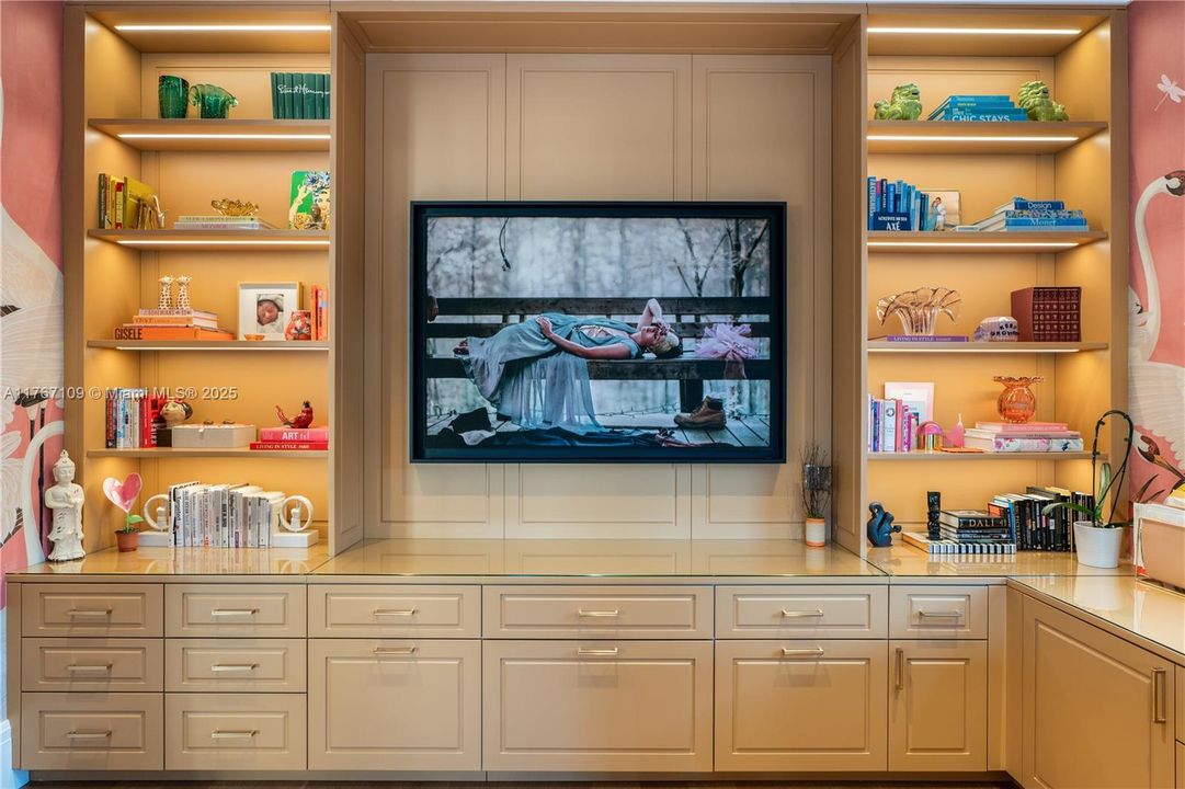 Recently Sold: $11,490,000 (7 beds, 8 baths, 7102 Square Feet)