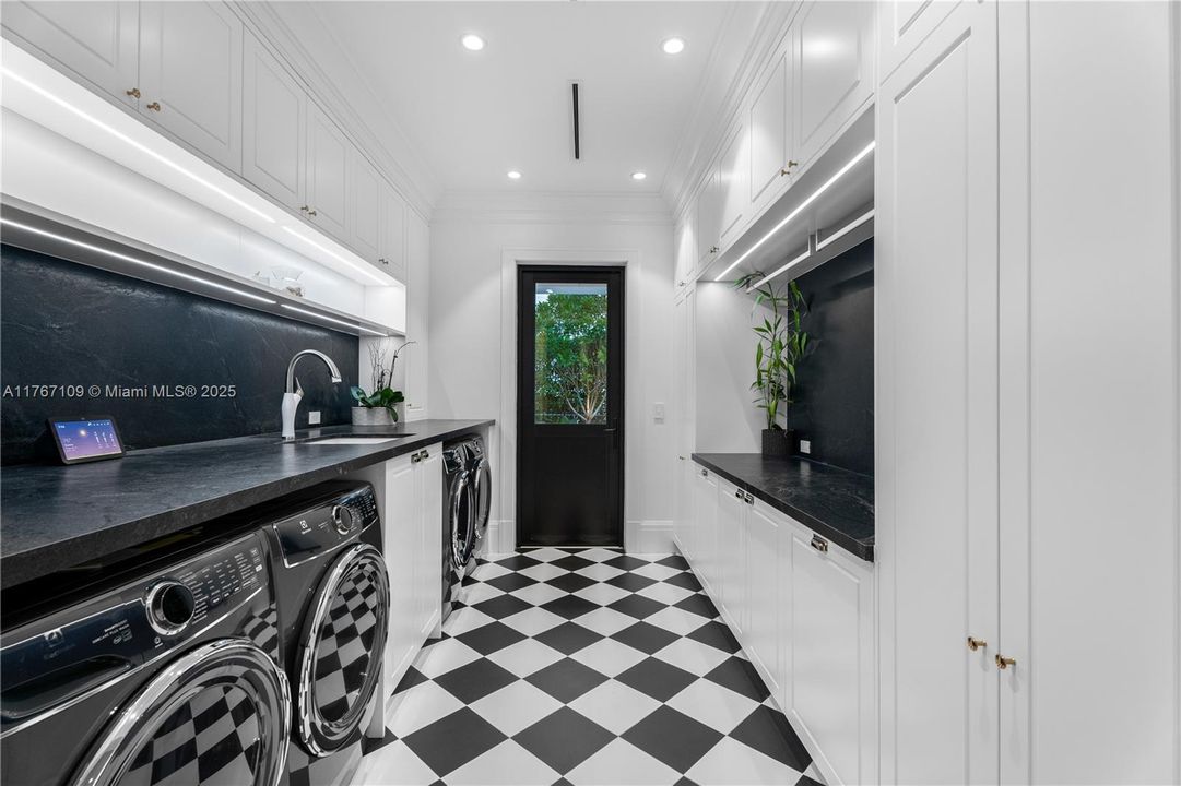 Recently Sold: $11,490,000 (7 beds, 8 baths, 7102 Square Feet)