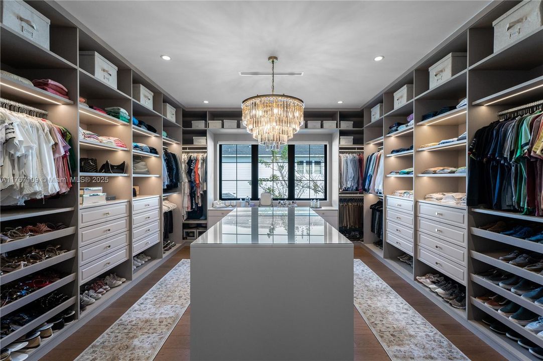 Recently Sold: $11,490,000 (7 beds, 8 baths, 7102 Square Feet)