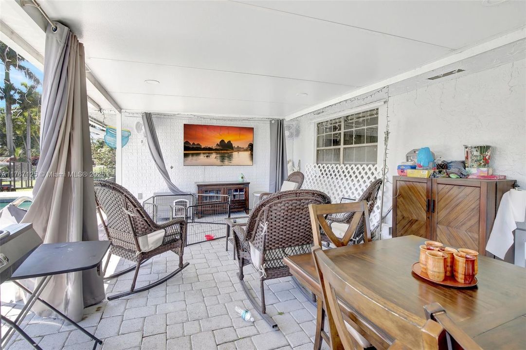 For Sale: $950,000 (3 beds, 2 baths, 2294 Square Feet)