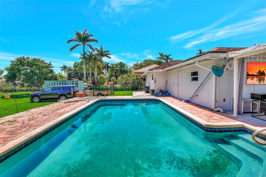 For Sale: $950,000 (3 beds, 2 baths, 2294 Square Feet)