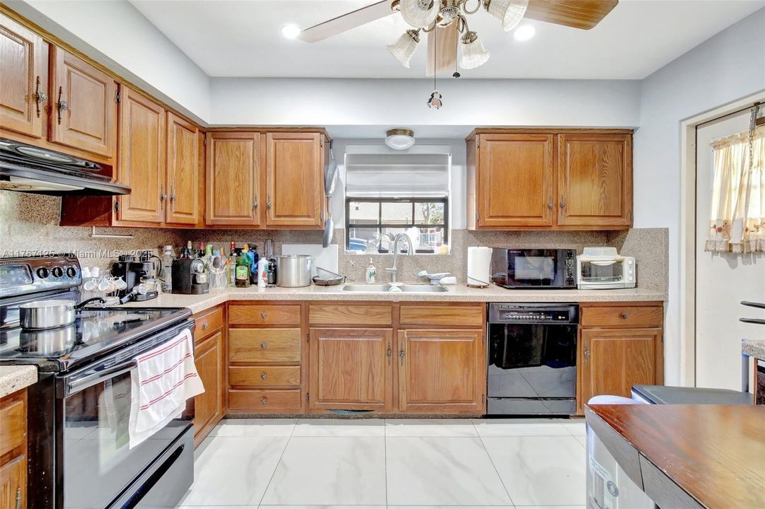 For Sale: $950,000 (3 beds, 2 baths, 2294 Square Feet)