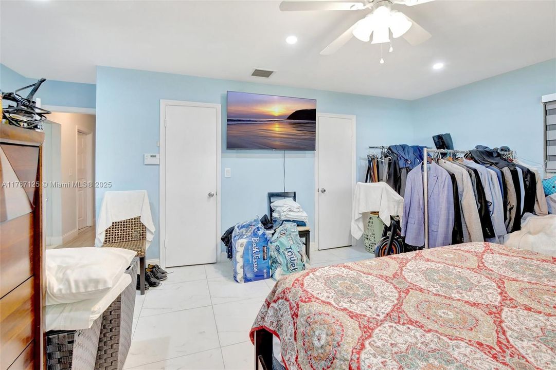 For Sale: $950,000 (3 beds, 2 baths, 2294 Square Feet)