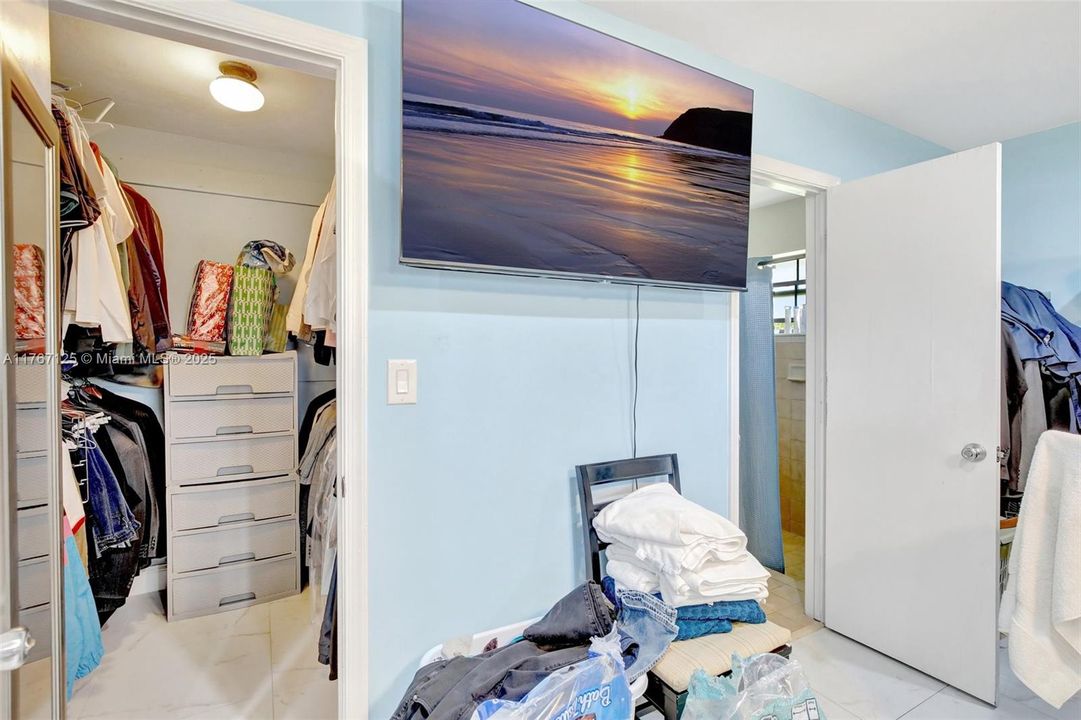 For Sale: $950,000 (3 beds, 2 baths, 2294 Square Feet)