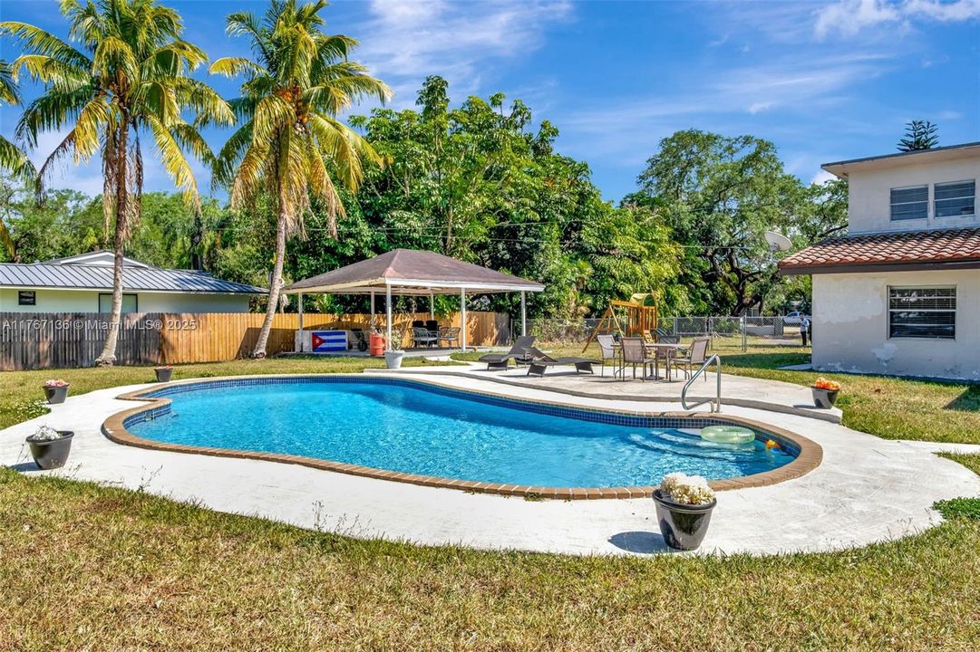 Recently Sold: $2,650,000 (4 beds, 3 baths, 3326 Square Feet)