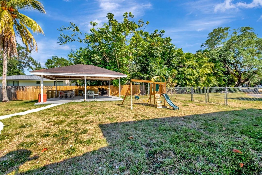 Recently Sold: $2,650,000 (4 beds, 3 baths, 3326 Square Feet)