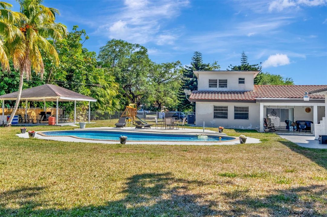 Recently Sold: $2,650,000 (4 beds, 3 baths, 3326 Square Feet)