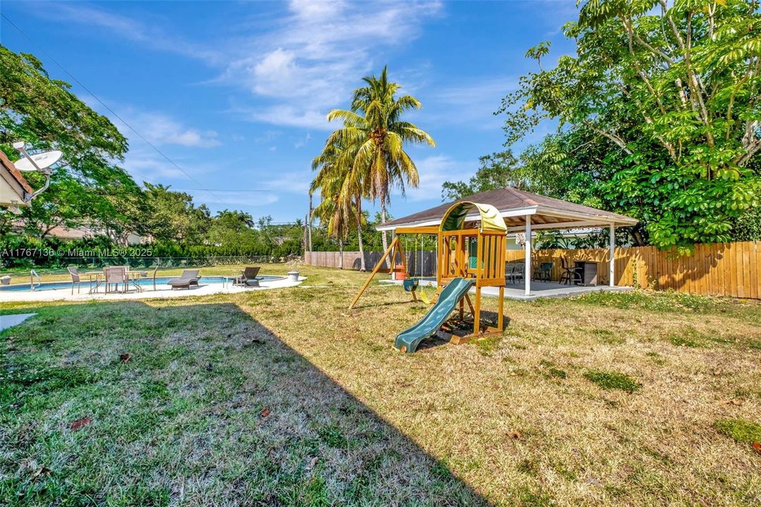 Recently Sold: $2,650,000 (4 beds, 3 baths, 3326 Square Feet)