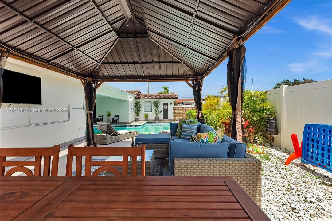 Recently Rented: $6,500 (5 beds, 4 baths, 2977 Square Feet)