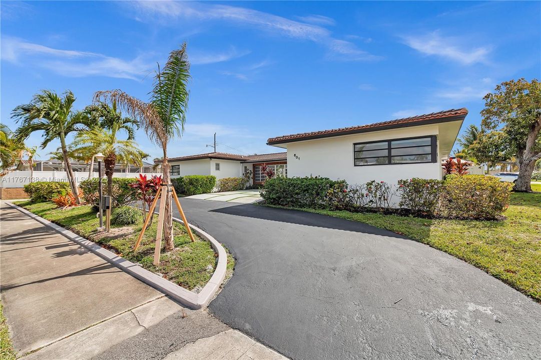 Recently Rented: $6,500 (5 beds, 4 baths, 2977 Square Feet)