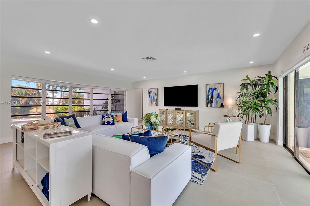 Recently Rented: $6,500 (5 beds, 4 baths, 2977 Square Feet)