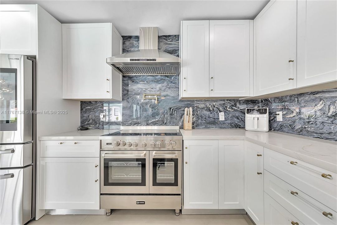 Recently Rented: $6,500 (5 beds, 4 baths, 2977 Square Feet)