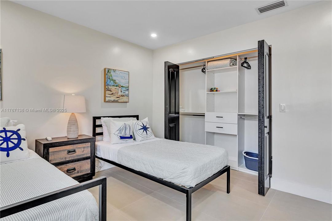 Recently Rented: $6,500 (5 beds, 4 baths, 2977 Square Feet)