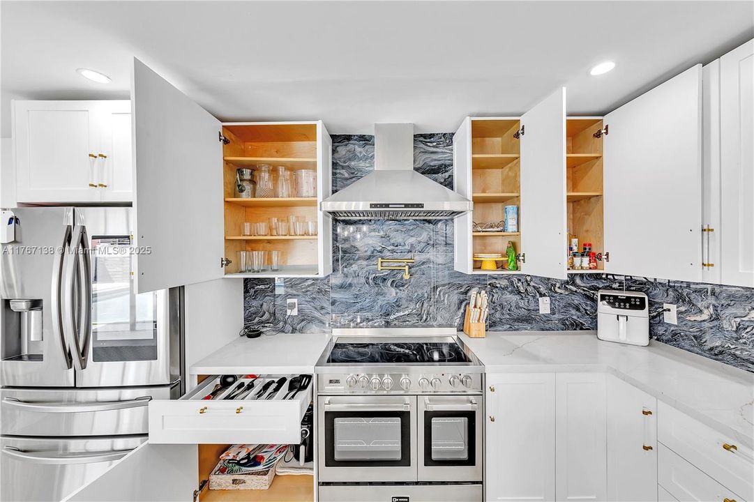 Recently Rented: $6,500 (5 beds, 4 baths, 2977 Square Feet)