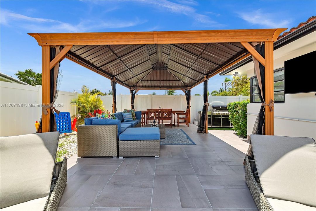 Recently Rented: $6,500 (5 beds, 4 baths, 2977 Square Feet)