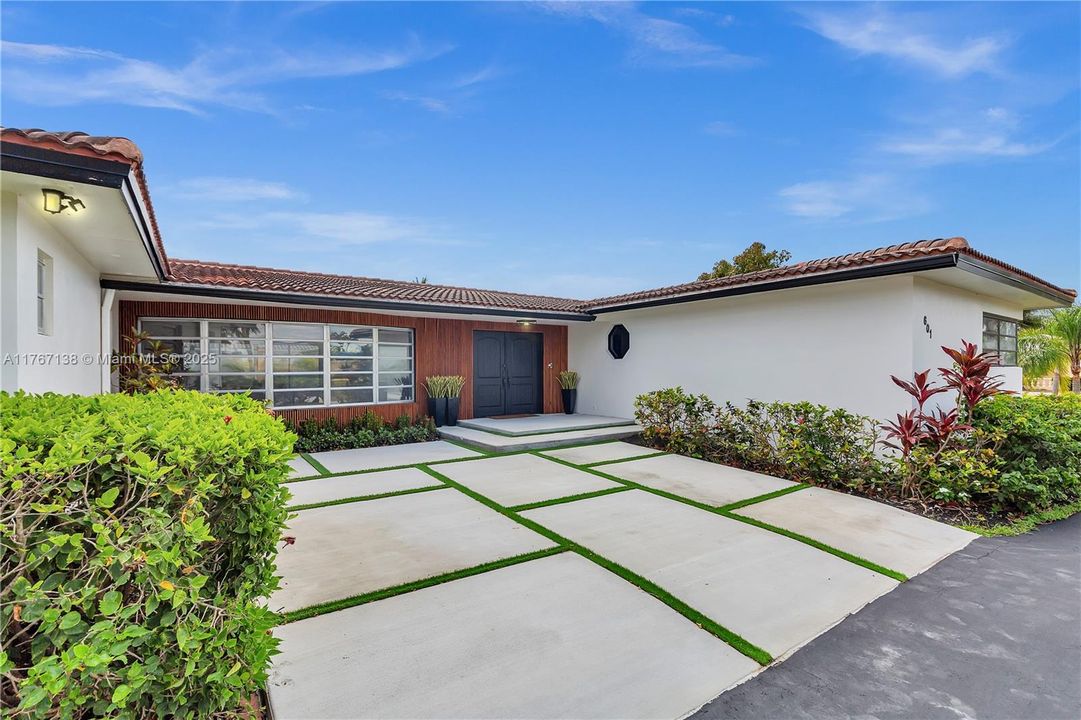 Recently Rented: $6,500 (5 beds, 4 baths, 2977 Square Feet)