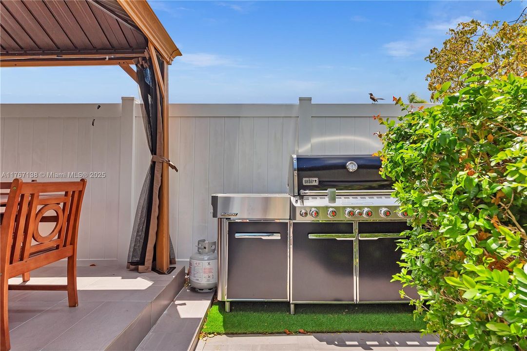 Recently Rented: $6,500 (5 beds, 4 baths, 2977 Square Feet)