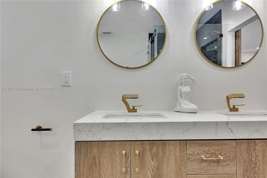 Recently Rented: $6,500 (5 beds, 4 baths, 2977 Square Feet)