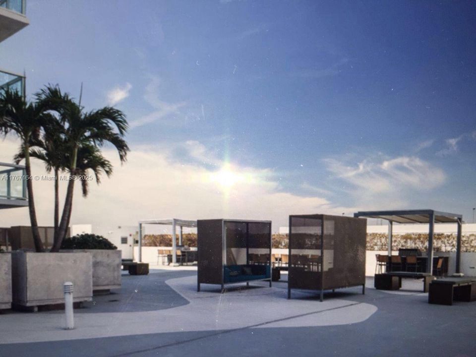 Recently Sold: $270,000 (1 beds, 1 baths, 637 Square Feet)