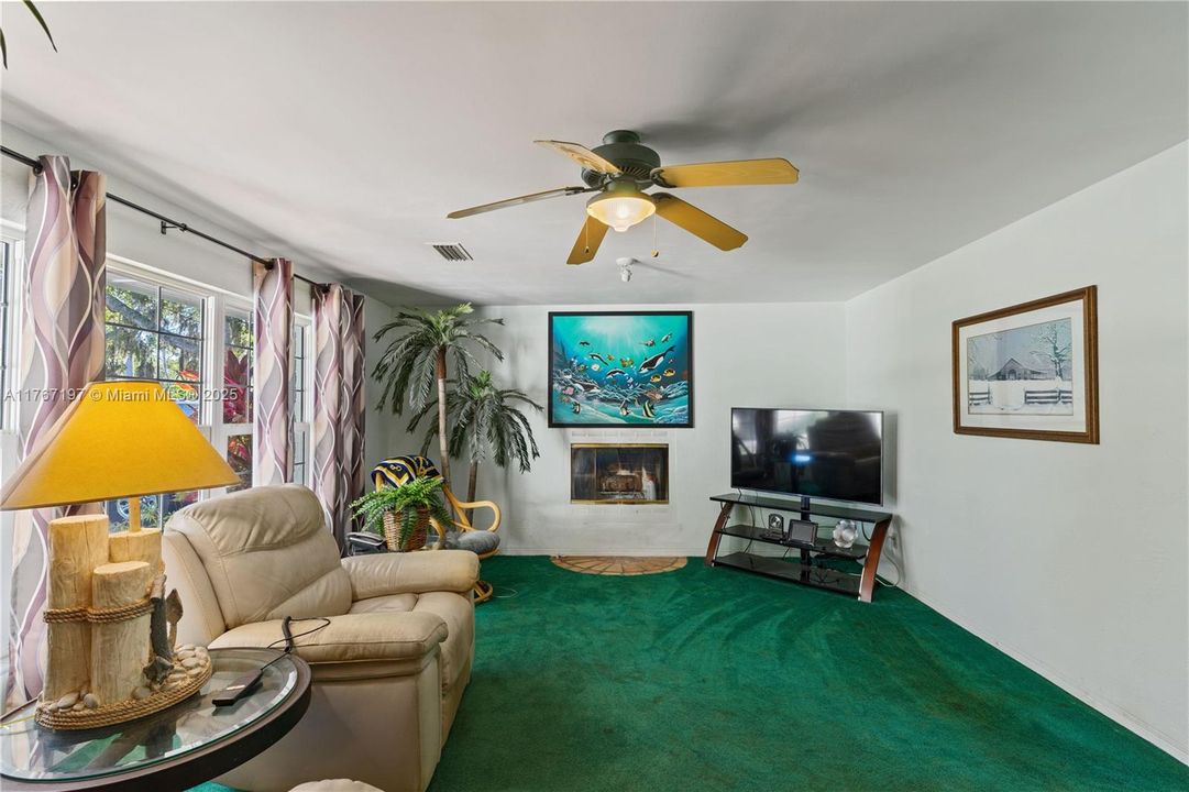 最近售出: $275,000 (2 贝兹, 1 浴室, 1320 平方英尺)