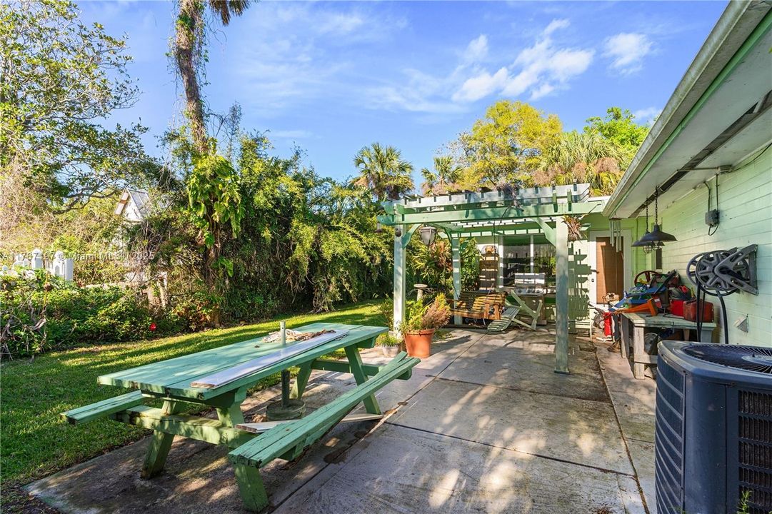 最近售出: $275,000 (2 贝兹, 1 浴室, 1320 平方英尺)