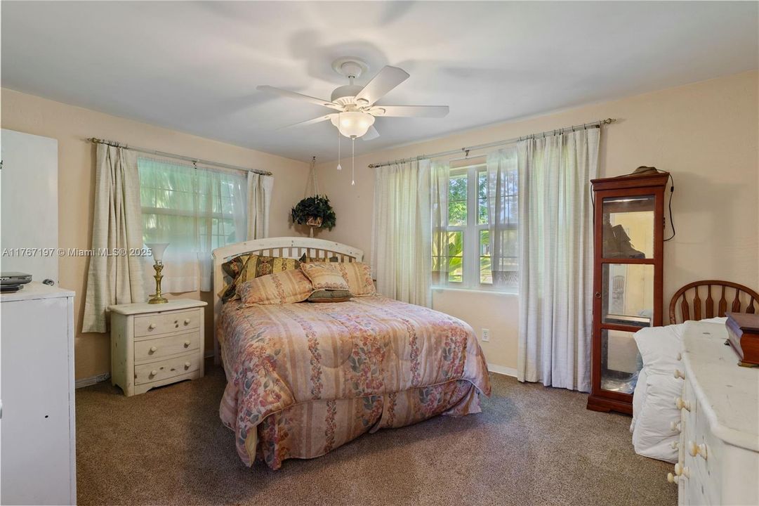 最近售出: $275,000 (2 贝兹, 1 浴室, 1320 平方英尺)