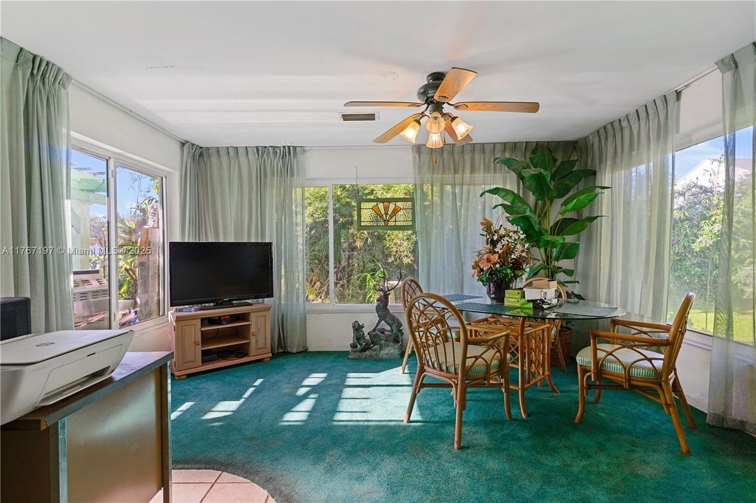 最近售出: $275,000 (2 贝兹, 1 浴室, 1320 平方英尺)