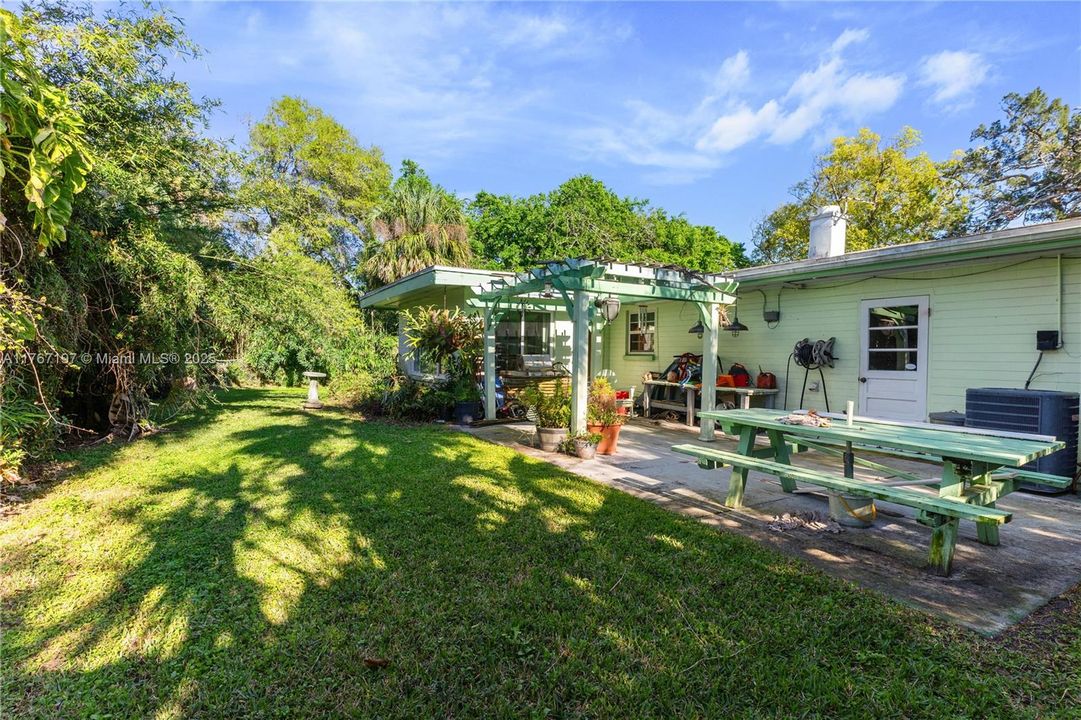 最近售出: $275,000 (2 贝兹, 1 浴室, 1320 平方英尺)