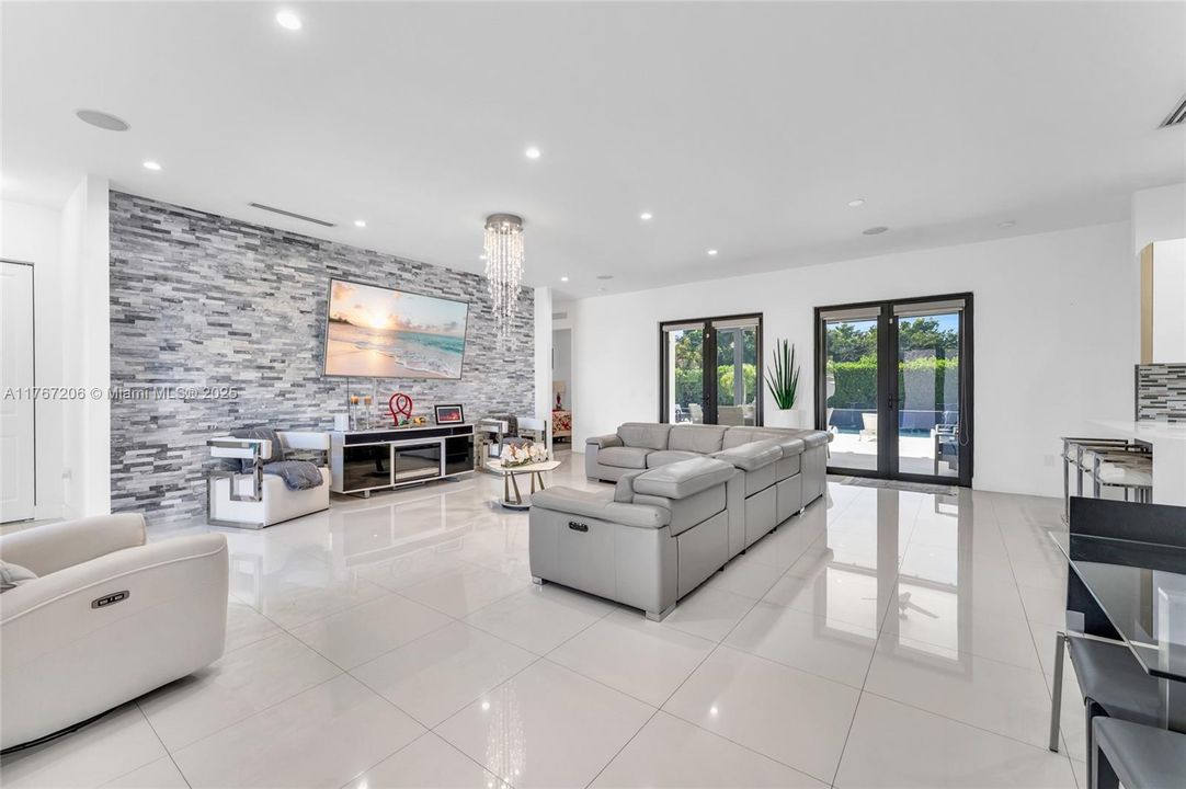 最近售出: $940,000 (4 贝兹, 3 浴室, 2145 平方英尺)