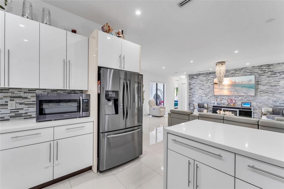 最近售出: $940,000 (4 贝兹, 3 浴室, 2145 平方英尺)