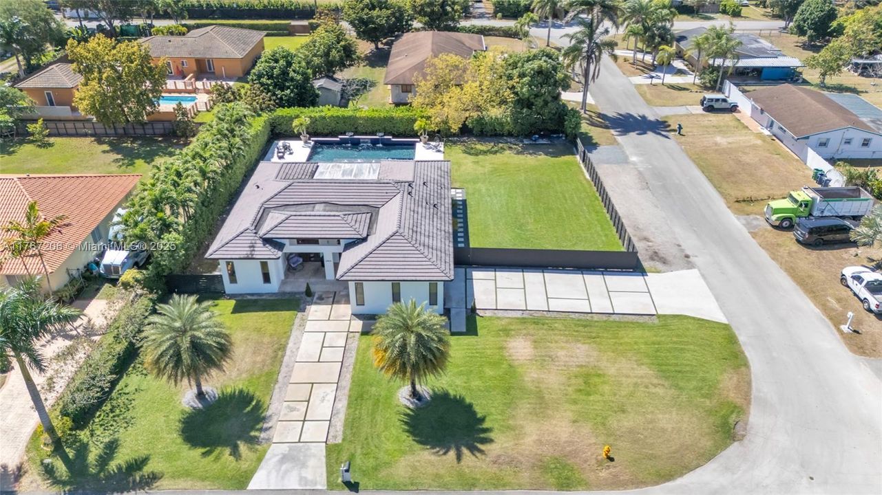 最近售出: $940,000 (4 贝兹, 3 浴室, 2145 平方英尺)