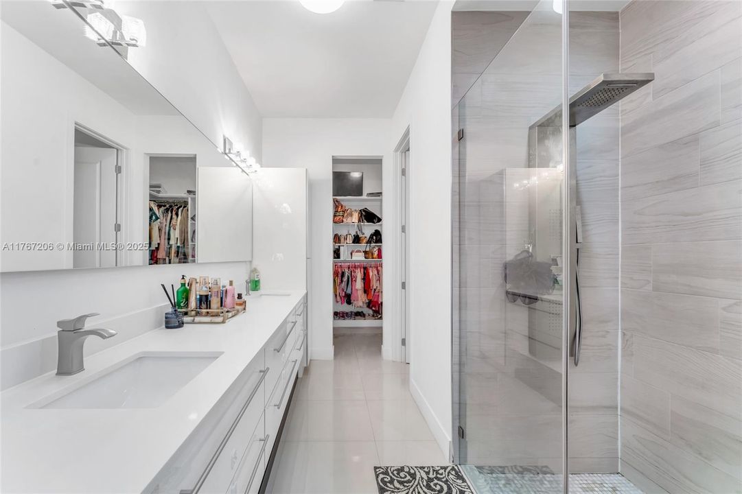 最近售出: $940,000 (4 贝兹, 3 浴室, 2145 平方英尺)