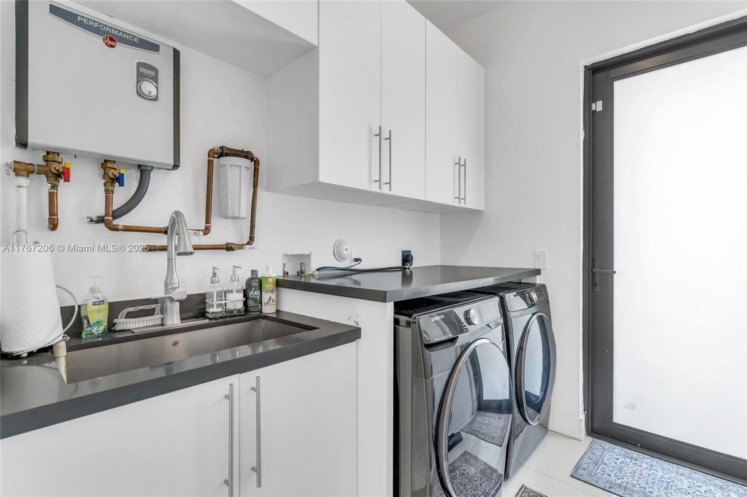 最近售出: $940,000 (4 贝兹, 3 浴室, 2145 平方英尺)