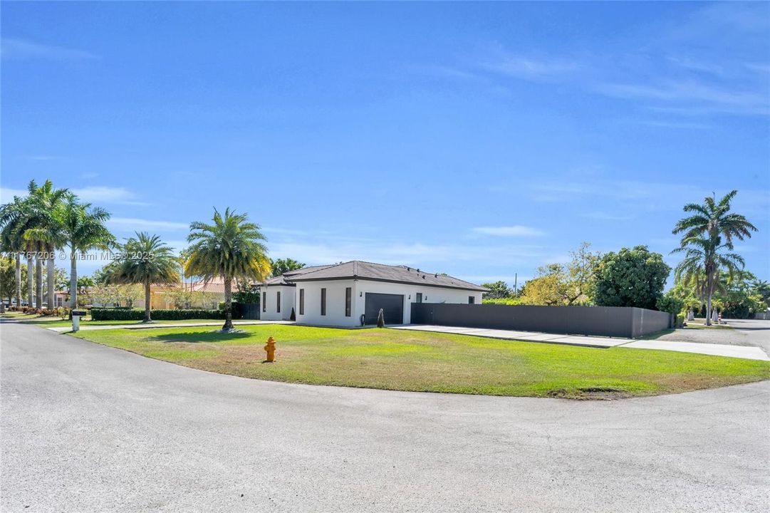 最近售出: $940,000 (4 贝兹, 3 浴室, 2145 平方英尺)