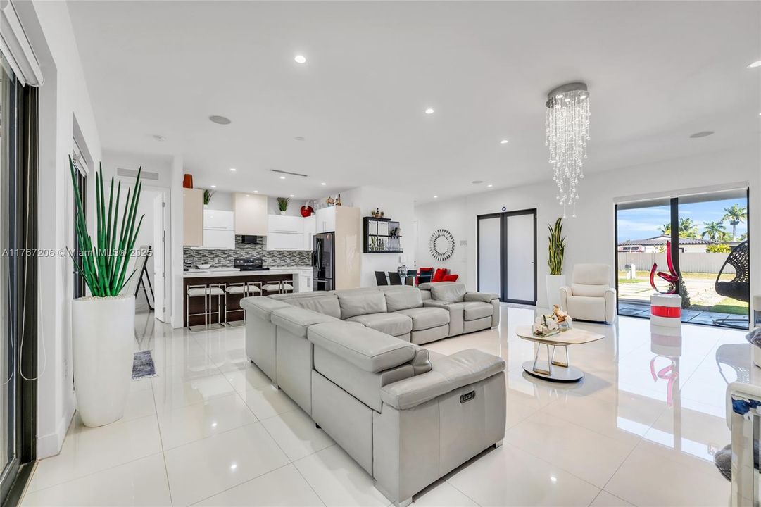 最近售出: $940,000 (4 贝兹, 3 浴室, 2145 平方英尺)