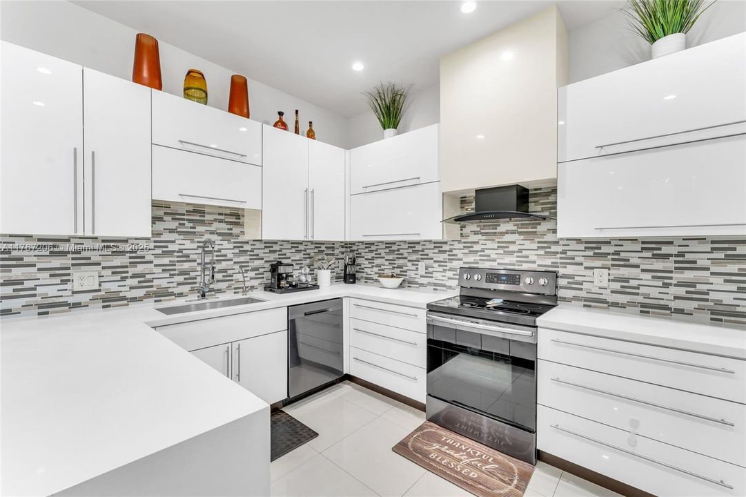 最近售出: $940,000 (4 贝兹, 3 浴室, 2145 平方英尺)