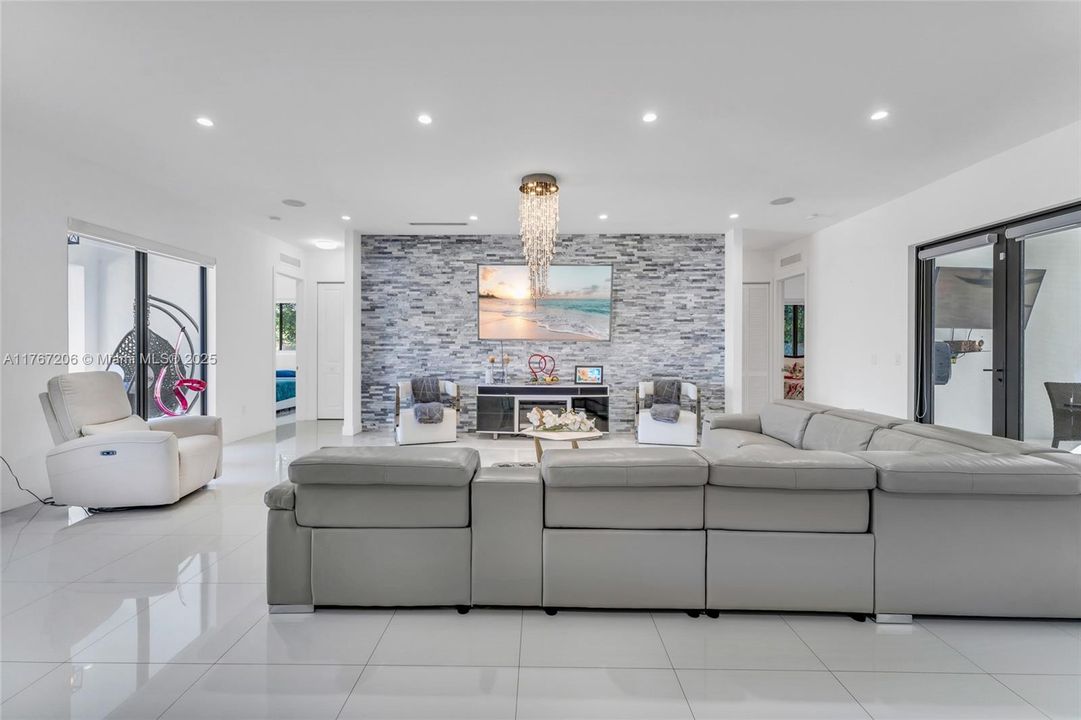 最近售出: $940,000 (4 贝兹, 3 浴室, 2145 平方英尺)