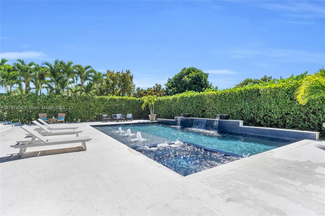 最近售出: $940,000 (4 贝兹, 3 浴室, 2145 平方英尺)