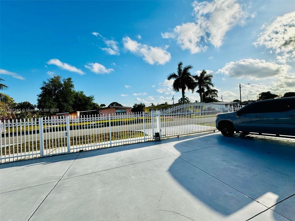 Recently Rented: $3,700 (3 beds, 2 baths, 1484 Square Feet)