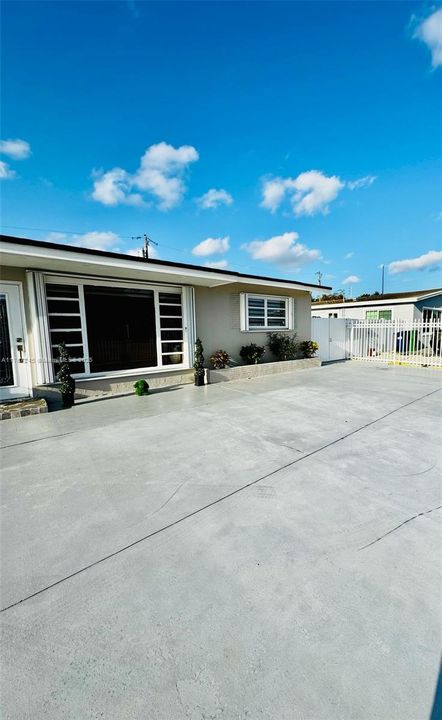 Recently Rented: $3,700 (3 beds, 2 baths, 1484 Square Feet)